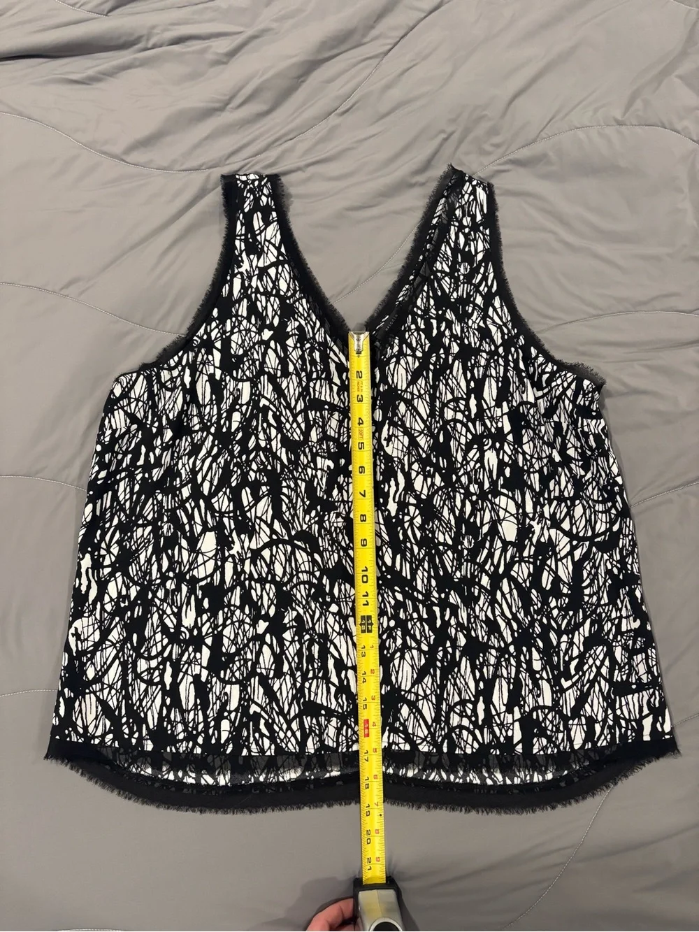 Halogen Black & White Abstract Print V-Neck Tank Top Women’s XL - Picture 3 of 6